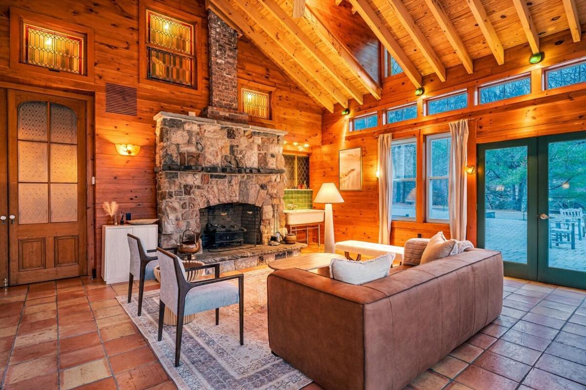 Poconos Mansion With Pool Hot Tub And Sauna Tennis And Holiday home