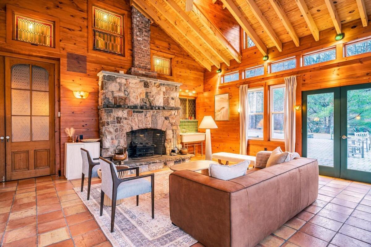 Poconos Mansion With Pool Hot Tub And Sauna Tennis And Holiday home *